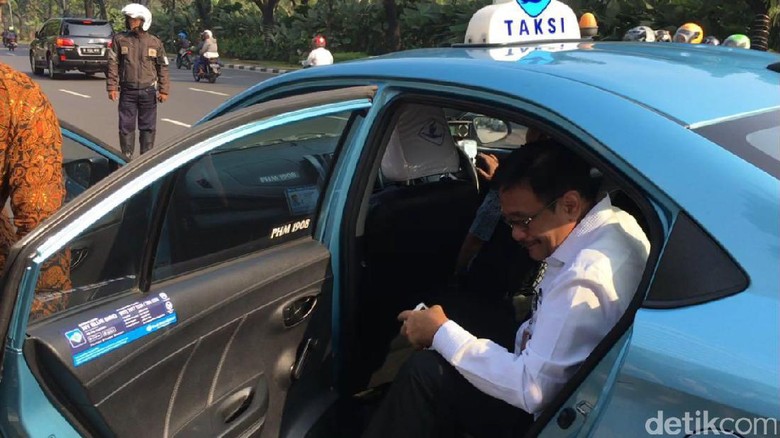 naik-taksi-djarot-saya-orangnya-praktis-yang-penting-selamat