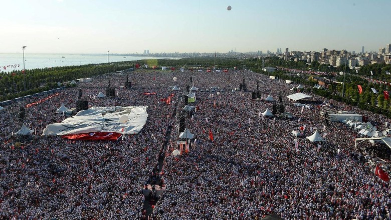 protes-penangkapan-usai-kudeta-ratusan-ribu-orang-banjiri-istanbul