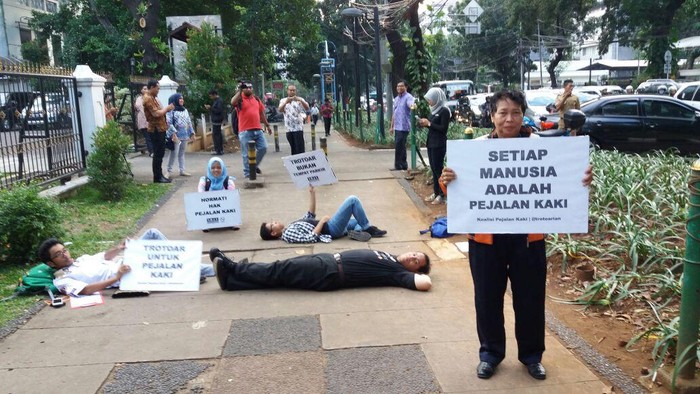 Trotoar Hanya untuk Pejalan Kaki. Titik!