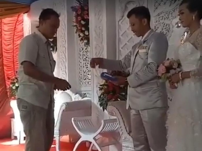 Lucu! Ketika Amplop Kondangan Diganti Gesek Kartu ATM