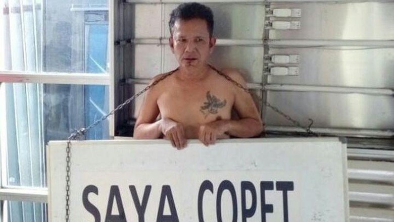 Terciduk! Copet Dipajang dengan Papan 'Saya Copet' di Halte TransJ