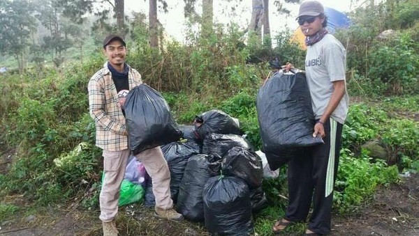 Salut! Mereka yang Membersihkan Sampah di Rinjani