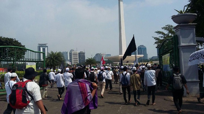 Bergerak ke MK, Massa Aksi 287 Lintasi Monas