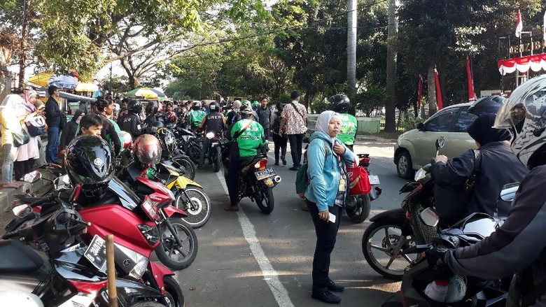 Ruwetnya Lalin Depan Stasiun Manggarai karena Banyak Ojek Ngetem