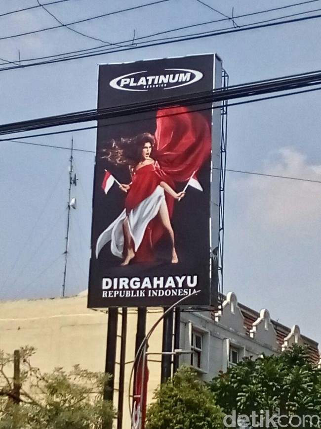 Miris, Model Iklan HUT RI Ini Mempertontonkan Pahanya