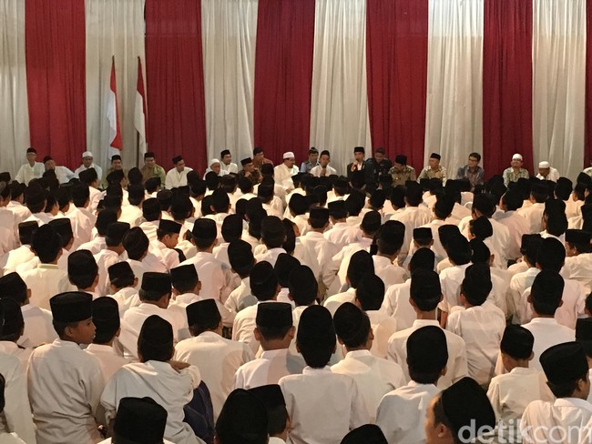 Saat Jokowi Goda 'Si Ganteng' dari Ponpes Assunniyyah Jember