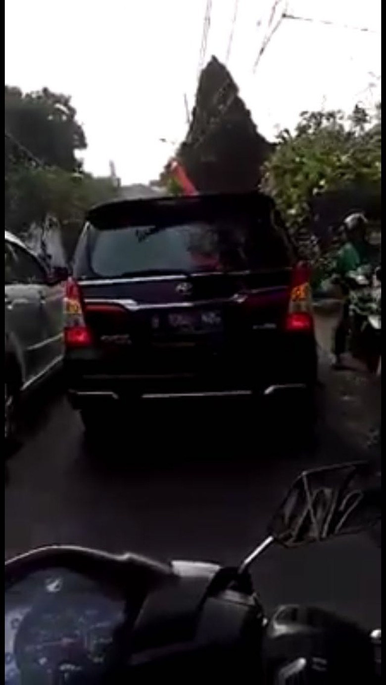 Viral Emak-emak Ngomel Lihat Mobil Anies Baswedan Serobot Antrean