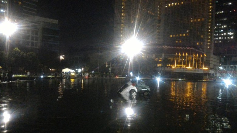 Minibus Terjun Bebas di Kolam Bundaran HI