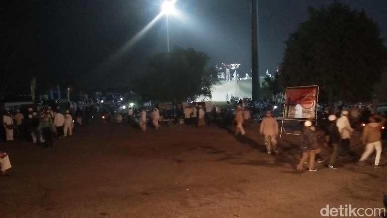 milad-ke-19-fpi-massa-mulai-berdatangan-ke-stadion-muara-kamal