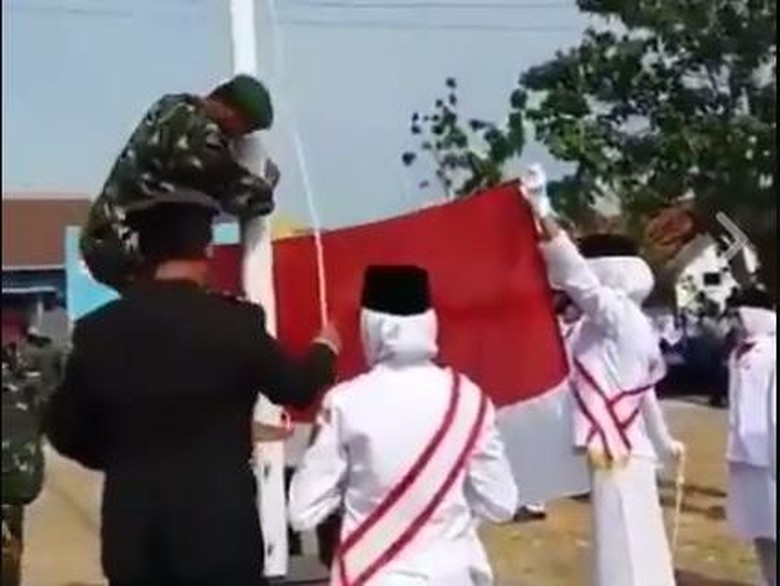 Aksi Sigap Perwira TNI Panjat Tiang Saat Pengibaran Bendera