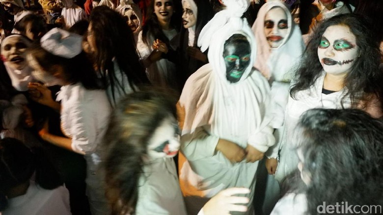 Foto: Ratusan Pocong Gentayangan di Banjarnegara