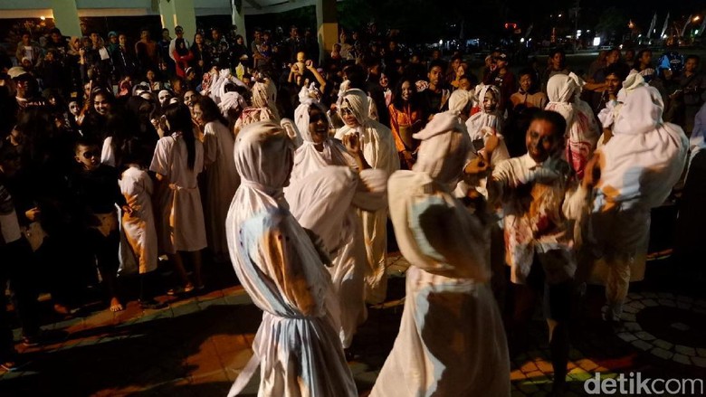 Foto: Ratusan Pocong Gentayangan di Banjarnegara