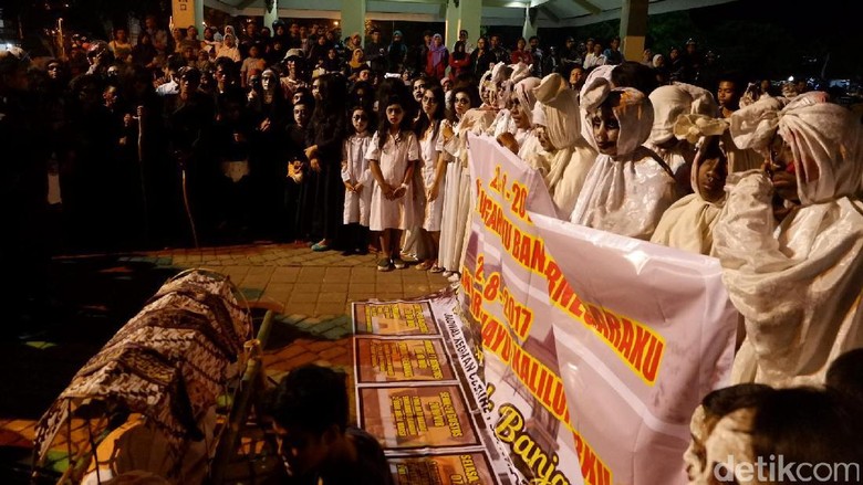 Foto: Ratusan Pocong Gentayangan di Banjarnegara