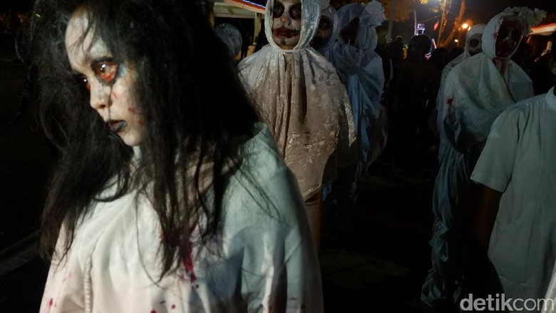Foto: Ratusan Pocong Gentayangan di Banjarnegara