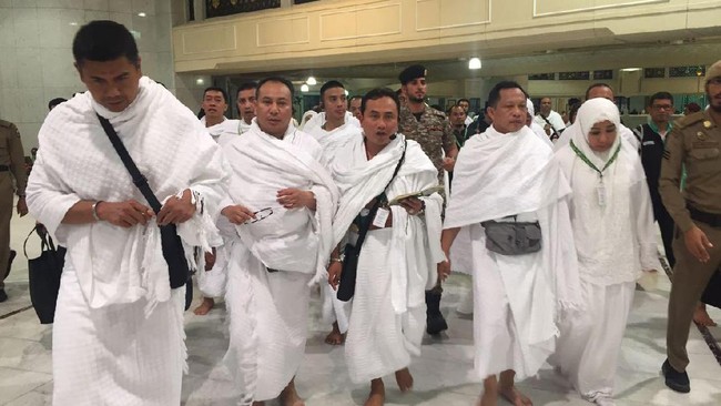 Didampingi Istri, Kapolri Tunaikan Ibadah Haji
