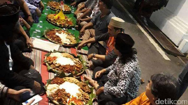 warga-tegal-potong-tumpeng-di-depan-balai-kota