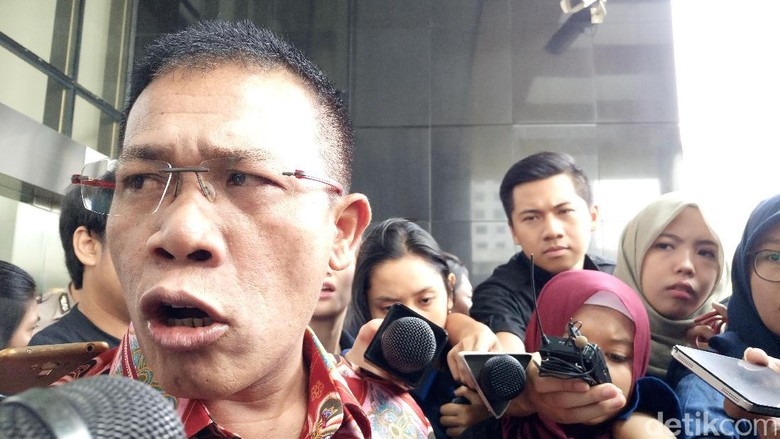 Bawa Koper, Wakil Ketua Pansus Angket Masinton Minta Ditahan KPK