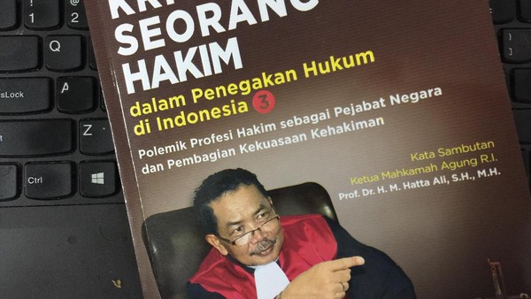 di-bukunya-hakim-binsar-gultom-nilai-ahok-baiq-nuril-korban-uu-ite