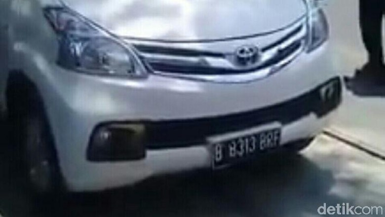 Ketika Kereta Api di Solo Berhenti Gara-gara Mobil Parkir di Rel