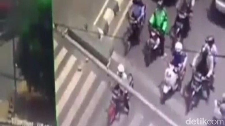 Kocak! Pemotor di Pekalongan Clingak-clinguk Ditegur 'CCTV Bicara'