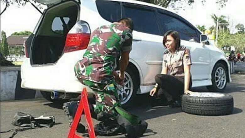 cerita-di-balik--romantisme--prajurit-tni-bantu-polwan-ganti-ban