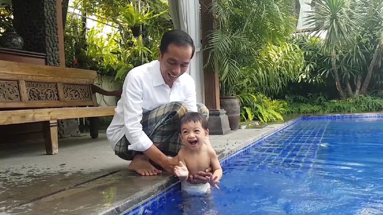 Serunya Mbah Jokowi Main Pedang-pedangan dan Mandikan Cucu