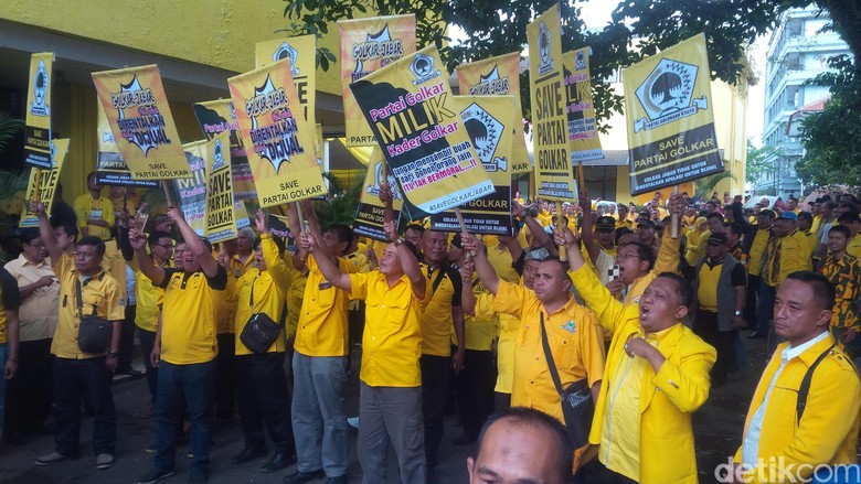 Support Dedi Mulyadi, Ratusan Kader Datangi Kantor Golkar Jabar
