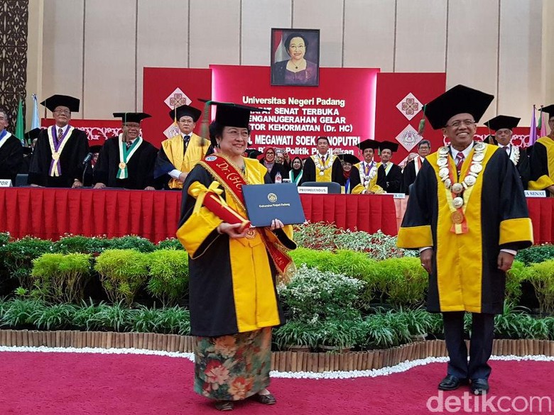 dapat-gelar-doktor-honoris-causa-ke-5-megawati-saya-deg-degan