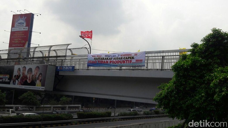 &#91;Foto&#93; Massa Aksi 299 Datang, Spanduk 'Masyarakat Bosen Demo' Diturunkan