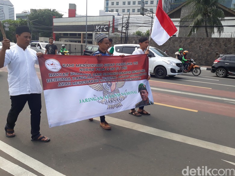 Massa Demo Protes Patung Tugu Tani Simbol Komunis