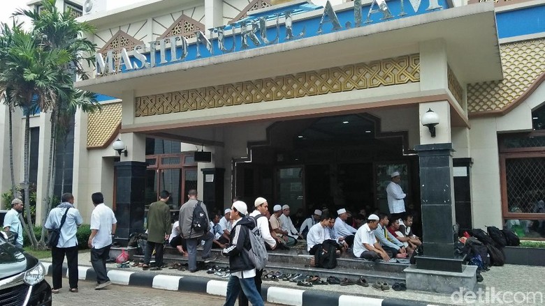 Massa Aksi 299 Bersiap Salat Jumat di Depan Gedung DPR/MPR