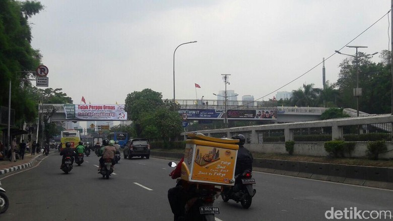 &#91;Foto&#93; Massa Aksi 299 Datang, Spanduk 'Masyarakat Bosen Demo' Diturunkan