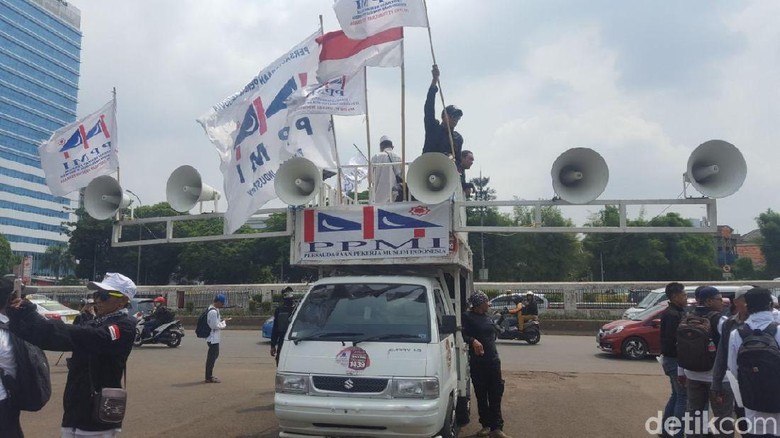 &#91;Foto&#93; Massa Aksi 299 Datang, Spanduk 'Masyarakat Bosen Demo' Diturunkan