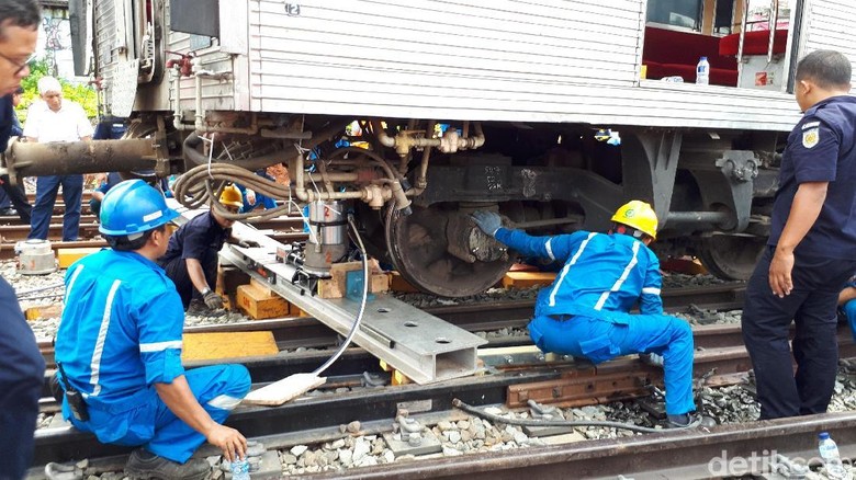 Proses Evakuasi KRL yang Anjlok di Manggarai