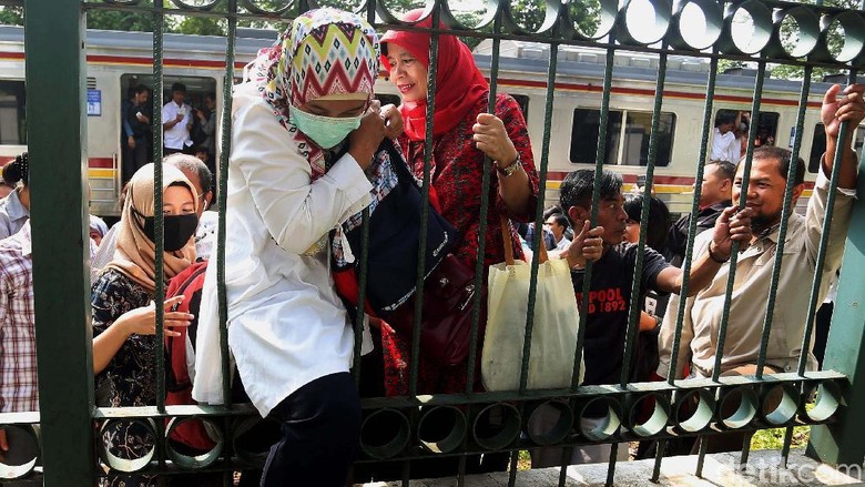 Proses Evakuasi KRL yang Anjlok di Manggarai