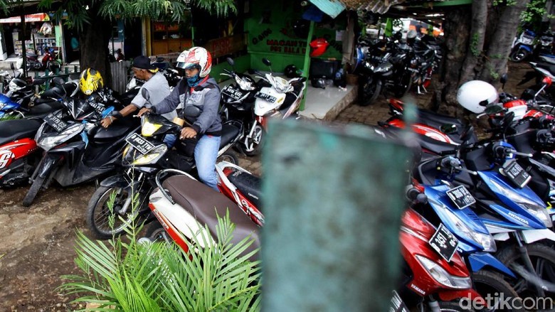 Foto: Dikuasai Ormas, Taman Depan PGC Jadi Parkir Liar
