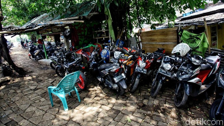 Foto: Dikuasai Ormas, Taman Depan PGC Jadi Parkir Liar