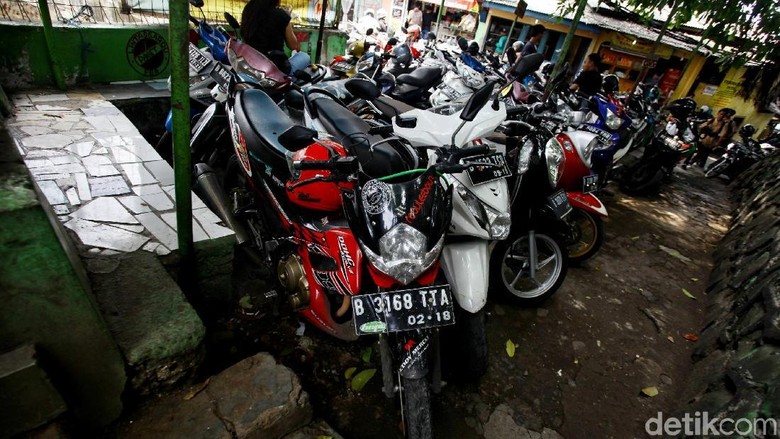 Foto: Dikuasai Ormas, Taman Depan PGC Jadi Parkir Liar