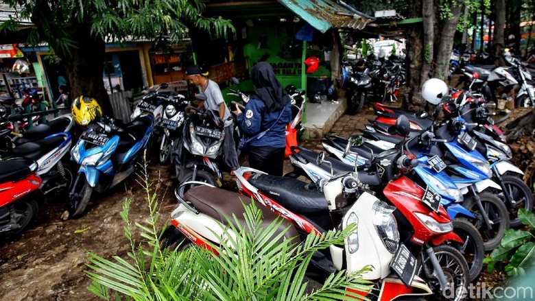 Foto: Dikuasai Ormas, Taman Depan PGC Jadi Parkir Liar