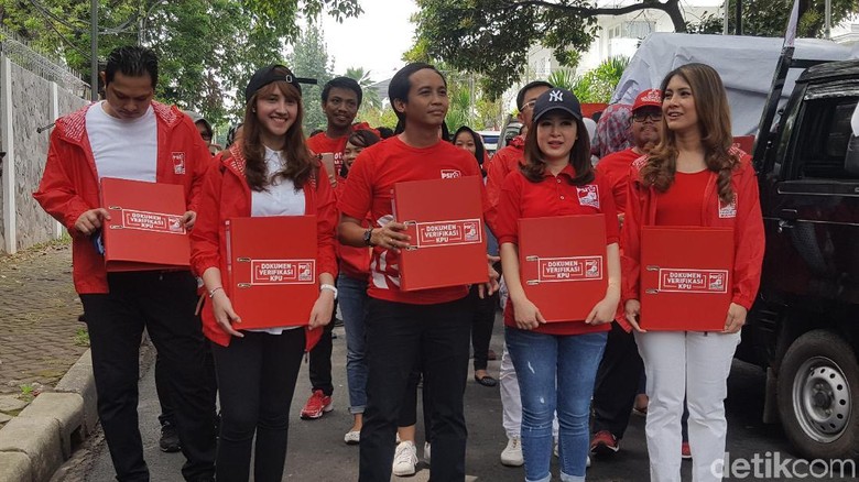 Grace, Tsamara dan Giring Nidji Jalan Kaki Daftarkan PSI ke KPU