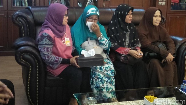 Ikut ke DPR, Kakak Jonru Ginting Menangis Saat Mengadu ke Fadli Zon