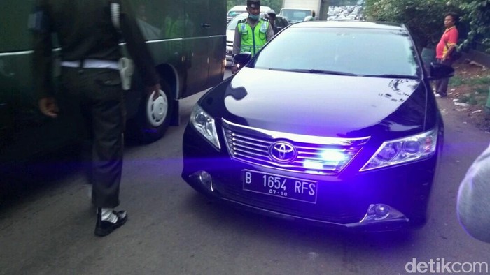 Catat! Mobil Berpelat Nomor RFS, RFD, RFU Cs Pakai Rotator-Sirine Bukan Prioritas