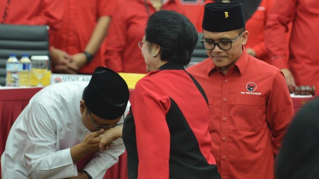 Foto: Diusung Jadi Cagub Jatim, Gus Ipul Cium Tangan Megawati