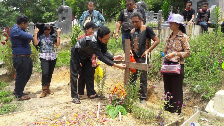 Bebas dari Penjara Hari Ini, Fidelis Langsung ke Pusara Istri