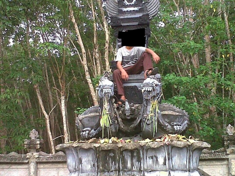 Viral Foto Bocah Duduki Tempat Sakral di Pura yang Tuai Kritikan