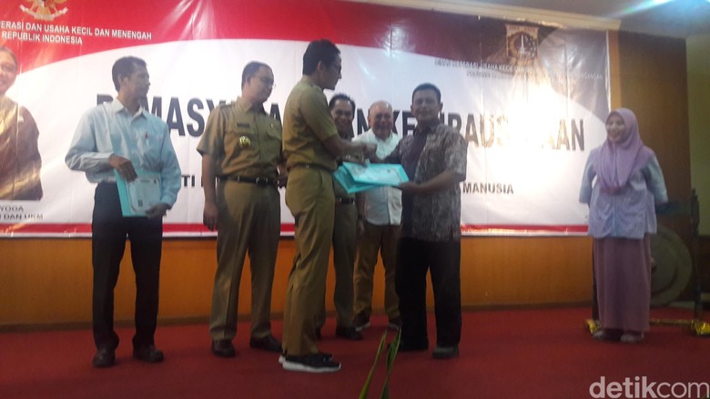 Sepatu 'OK OCE' Sandiaga, Dipamerkan Saat Kampanye Dipakai Pas Wagub