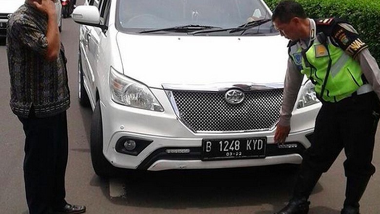 Mobil yang Pakai Lampu DRL Kok Ikut Dirazia, Pak Polisi?