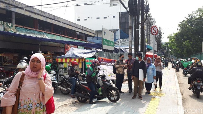 Ojek Online di Stasiun Sudirman Masih Ngetem Sembarangan