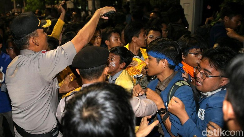 2-mahasiswa-ditahan-terkait-demo-di-depan-istana-12-wajib-lapor