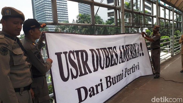 Spanduk tolak Warga Amerika bertebaran usai Panglima TNI ditolak masuk AS